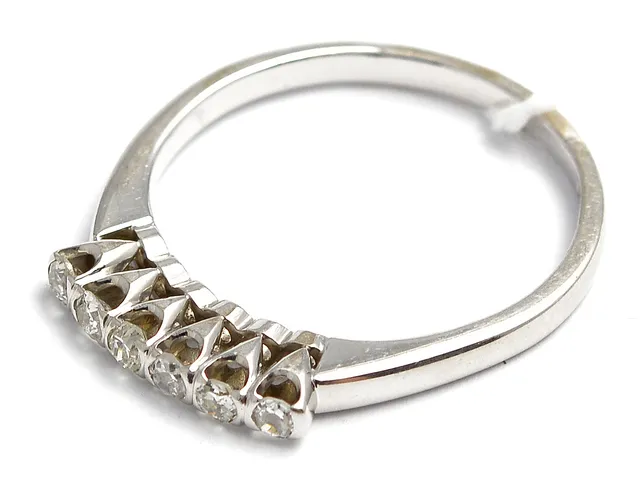 Ring vitguld 18K 3,7g Ø19 med åttkantslipade diamanter 6xca.0,04ct