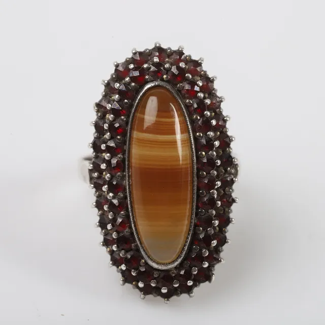 RING, silver med granater och cabochonslipad karneol.