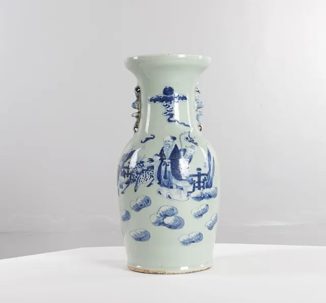 Kinesisk vase af porcelæn, balusterformet, dekoreret i blåt med figurscene, 19/20. årh.