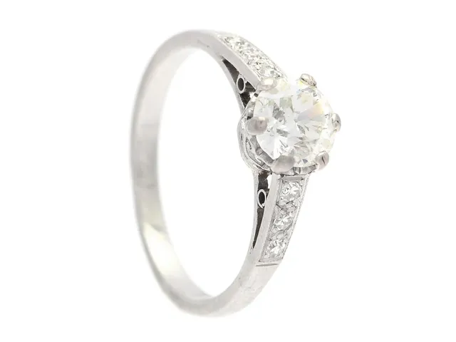 RING, platina, gammalslipad diamant ca 0,66 ct, ca TCa(L)/VS, åttkantslipade diamanter ca 0,06 ctv, ca W-Cr/VS-SI, stl 16,25 + mm, vikt 3,3 g, mittstenen har nagg och skada, två åttkantslipade diamanter har skada.