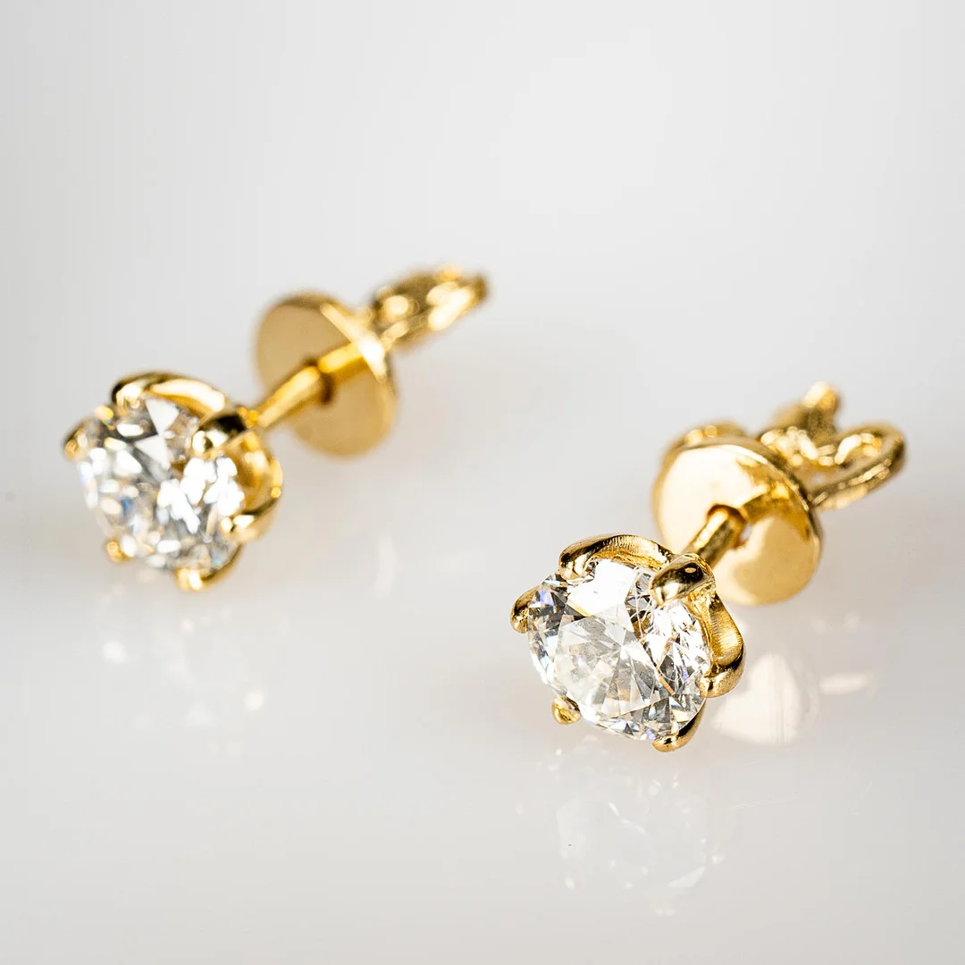 ÖRHÄNGEN. 14K Guld med briljantslipade diamanter 1,08 ct (2st). — Earrings — Norrlands Auktionsverk