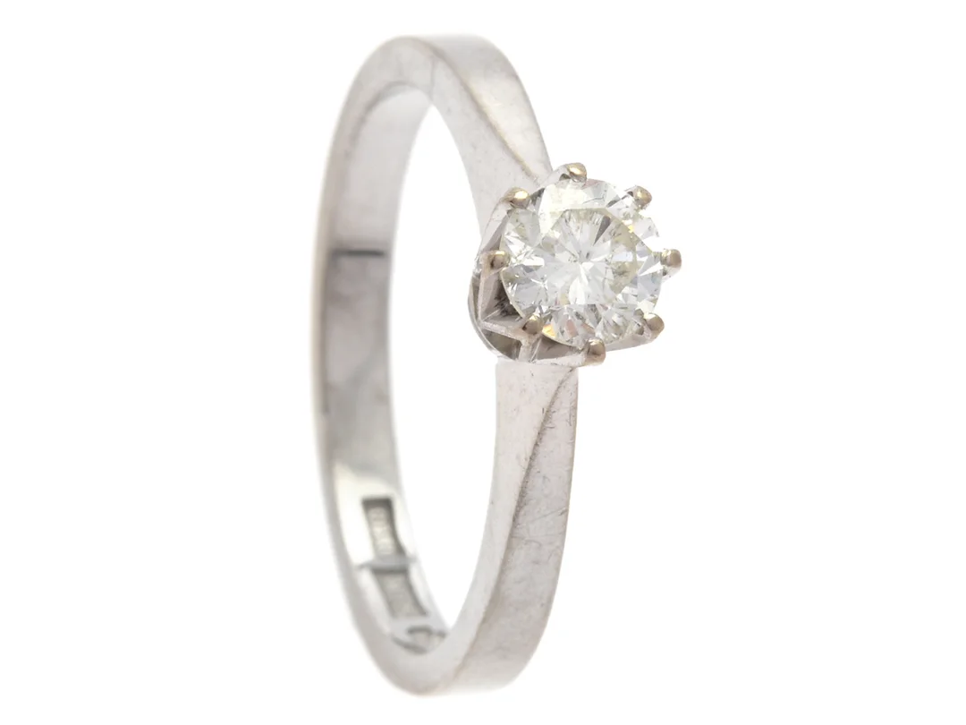 ENSTENSRING, 18K vitguld, briljantslipad diamant ca 0,50 ct, TCr/SI2, stl 17,5 mm, vikt 3,9 g, natural, nagg på kulett. — Smycken/Enstensring — Kaplans