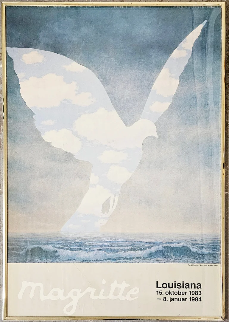 RENÉ MAGRITTE. EFTER. Utställningsaffisch, "Den store familie", 1963, Louisiana 15. oktober 1983-8. januari 1984. — Engravings & Prints — Auktionshuset Thörner & Ek