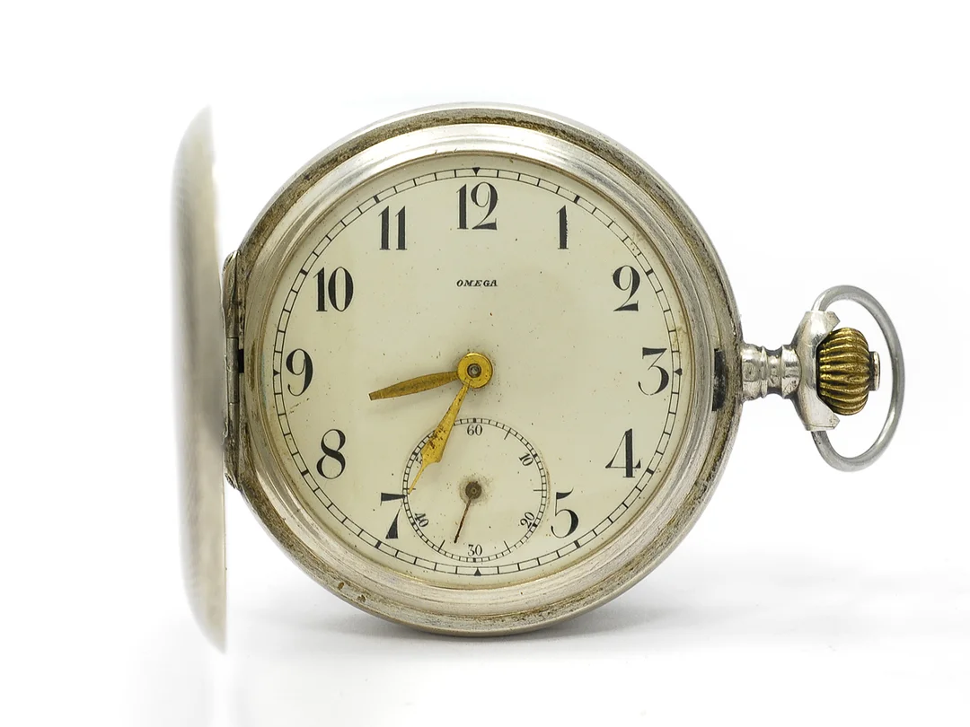 OMEGA, fickur, 51,5 mm, savonett, Boett nr. 3881078, silver, ankargång, skadad urtavla, defekt, skadad boett, bucklor, ca 1907. — Klockor/Omega — Kaplans