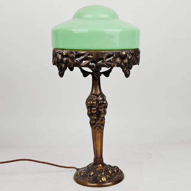 ARVID BÖHLMARKS LAMPFABRIK. Bordslampa, patinerad mässing, modell 6586, 1910/20-tal.