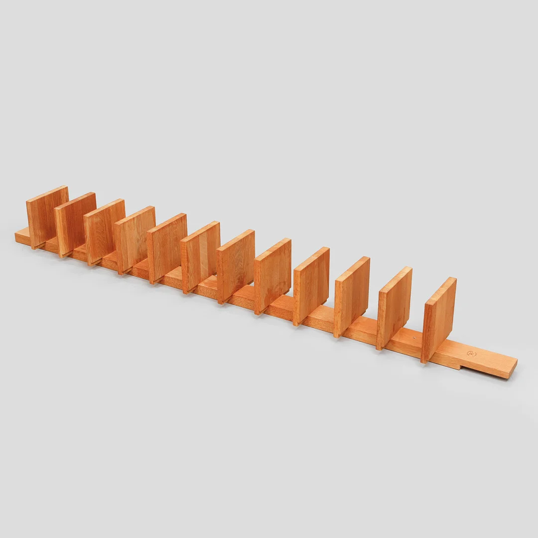 JOHN KANDELL. Vägghylla, "Pilaster", oljad ek, för Källemo. — Cupboards, Cabinets & Shelves — Göteborgs Auktionsverk