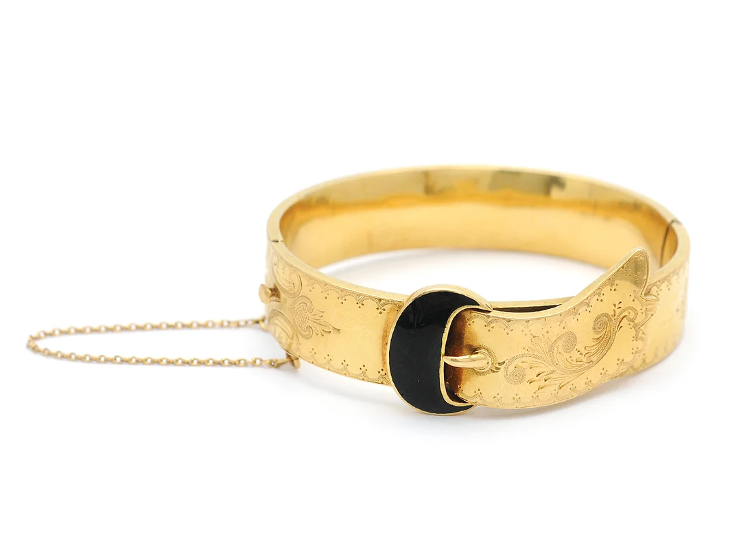 ARMBAND, 18K guld, svart emalj, mått 5,6 x 4,9 cm, Carl Olof Holm (1841-1882), Norrköping år 1875, vikt 25,7 g, säkerhetskedja, emaljskador. — Smycken/Armband — Kaplans
