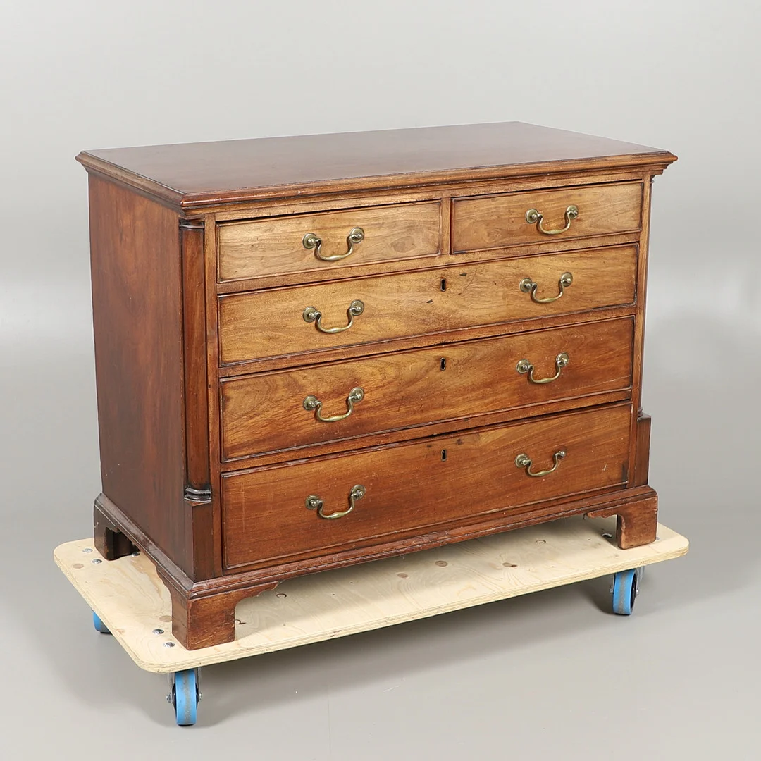 A GEORGE III STYLE MAHOGANY CHEST OF DRAWERS. — Chests of drawers — Lawrences Auctioneers
