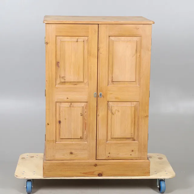 MODERN PINE TWO DOOR CUPBOARD.