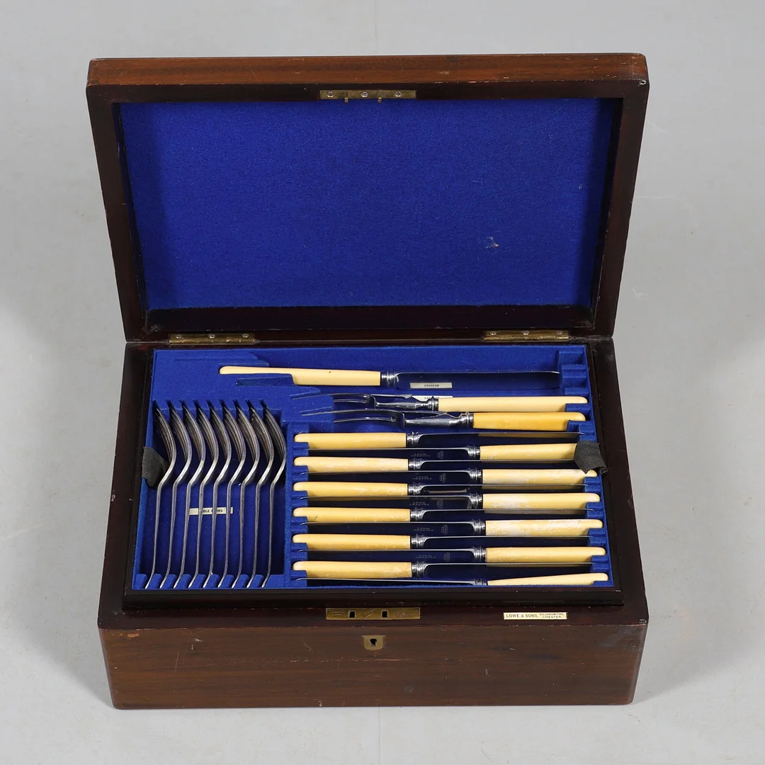 A CASED PART-CANTEEN OF PLATED FLATWARE & CUTLERY. — Silver — Lawrences Auctioneers