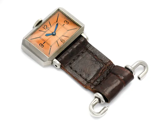JAEGER-LE COULTRE, hängur, 23 x 14,5 mm, Cal 31, Serie nr. 89892, Boett nr. 42165, stål, manuell, plexiglas, skadad urtavla (6/10), formverk, läderband, brosch (ej komplett), ca 1937.