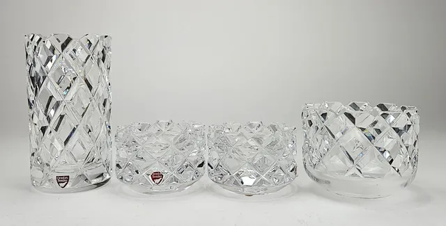 GUNNAR CYRÉN. Glasföremål, 4 delar, "Sofiero", Orrefors, signerade.