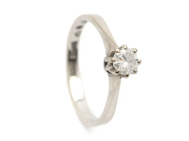 ENSTENSRING, 18K vitguld, briljantslipad diamant 0,31 ct, ca TW/VS, Garantidiamanter, Stockholm 1979, stl 17 mm, vikt 2,6 g.