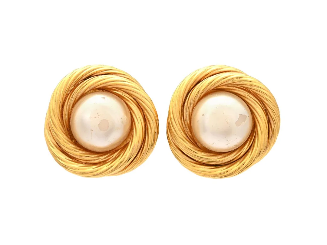 ÖRHÄNGEN, CHANEL, CC Clip On Earrings, guldpläterad metall, imitationspärla, clips, 3x3 cm, vikt 24 g, märkt 93, år 1993, made in France, ask, tappat en stämpel. — Accessoarer/Övrigt — Kaplans