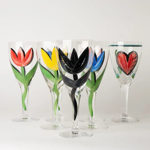 ULRICA HYDMAN-VALLIEN. Vinglas, 7 st, mest "Tulipa", Kosta Boda, målat glas, signerade.