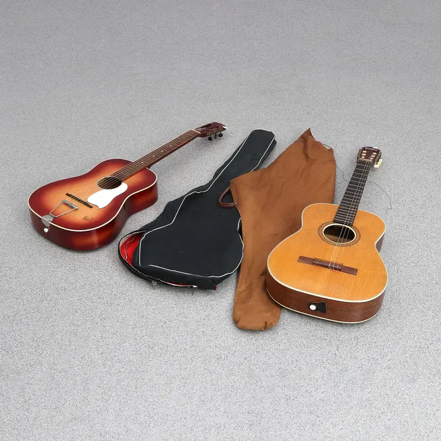 AKUSTISKA GITARRER, TVÅ ST. Med mjuka fodral. Samtida tillverkning.