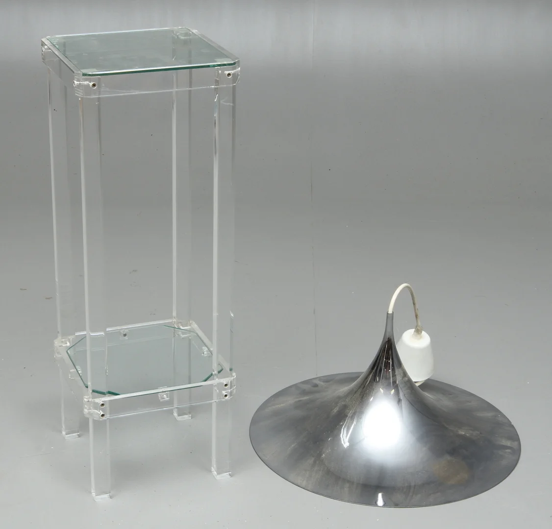 PIEDESTAL,plexiglas och glas, samt TAKLAMPA, metall, 1900-tal. — Other — Auktionshuset Kolonn