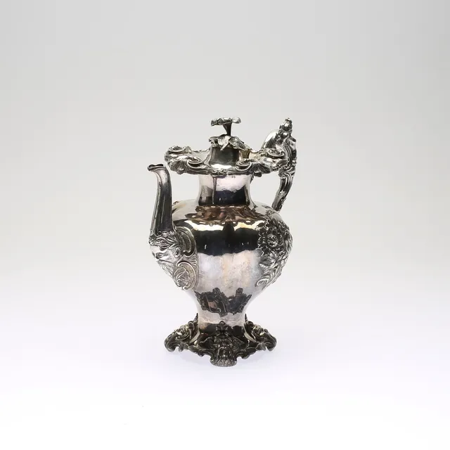 GUSTAF THEODOR FOLCKER. Kaffekanna, silver, nyrokoko, Stockholm, 1865. Vikt ca 833 g.