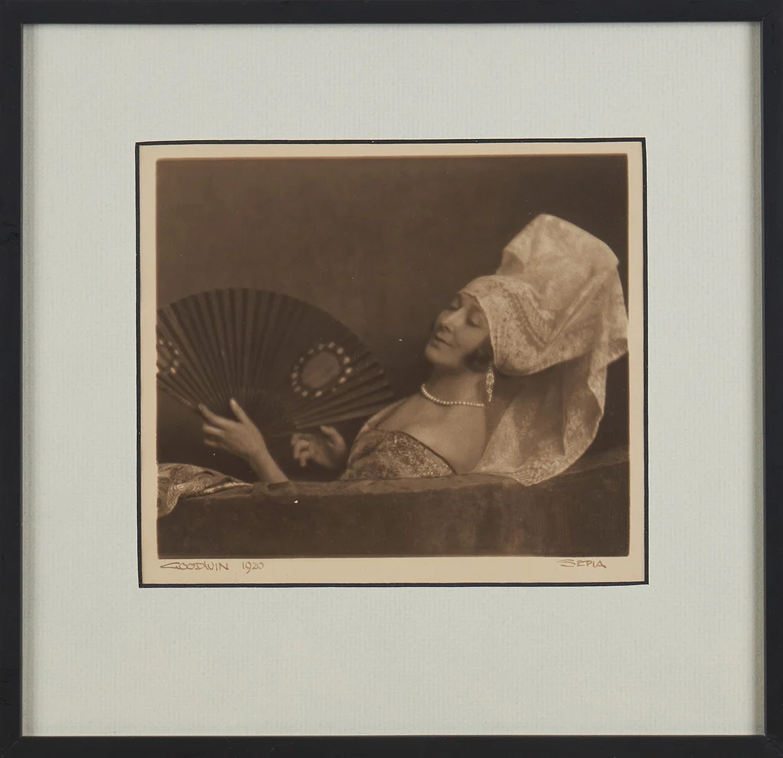 HENRY B GOODWIN. (1878-1931): Jeanne de Tramcourt, signerad och daterad Goodwin 1920, gelatinsilver fotografi, sepia. — Photography — Stockholms Auktionsverk Magasin 5