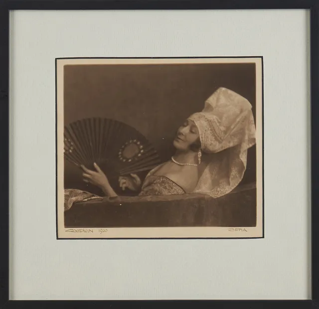 HENRY B GOODWIN. (1878-1931): Jeanne de Tramcourt, signerad och daterad Goodwin 1920, gelatinsilver fotografi, sepia.