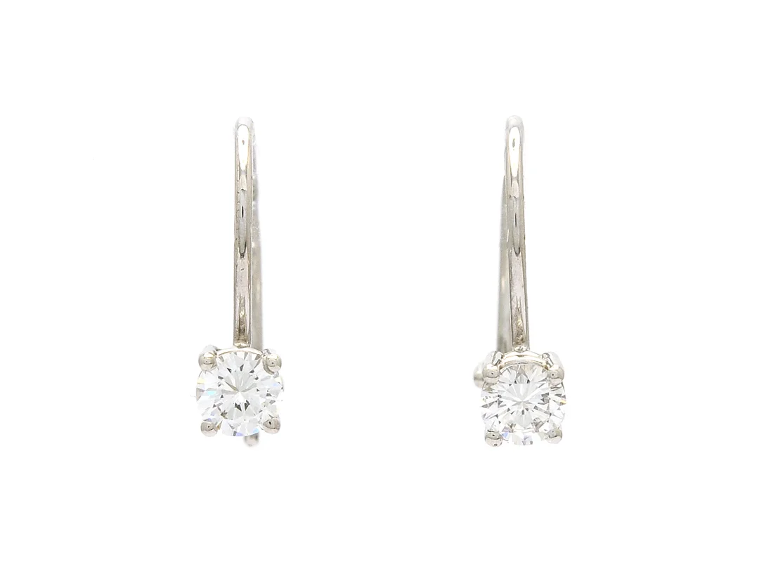 ÖRHÄNGEN, 18K vitguld, 2 briljantslipade diamanter ca 0,56 ctv, ca TW/VS, krokar, längd 1,5 cm, vikt 1,6 g. — Smycken/Örhängen — Kaplans
