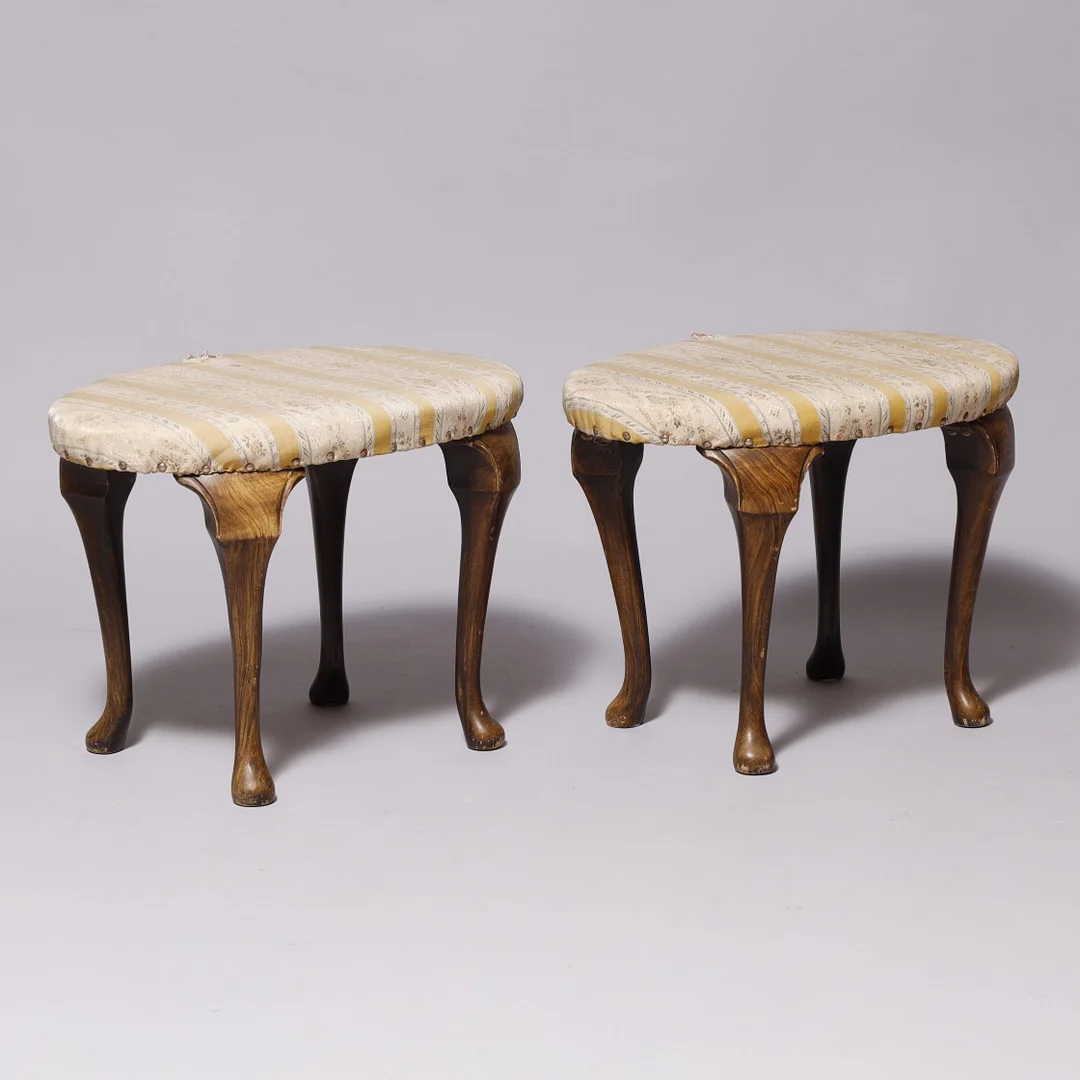 Et par ovale skamler, ben af bejdset bøg, sæde betrukket med blomstret møbelstof, antageligt danske, 1900 tallets første halvdel, (2). — Armchairs & Chairs — Palsgaard Kunstauktioner