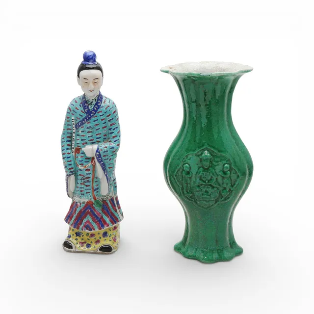 Chinese courtier and vase in porcelain, 20th Century.