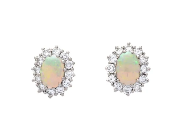 CARMOSÉÖRHÄNGEN, 18K vitguld, 2 opaler, 24 briljantslipade diamanter ca 0,60 ctv, ca TW/VS, 11x9 mm, vikt 3,3 g, stift.