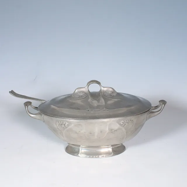 HUGO LEVEN. J. P. Kayser Sohn, Kayserzinn, Jugendstill-Terrine mit Kelle um 1900.