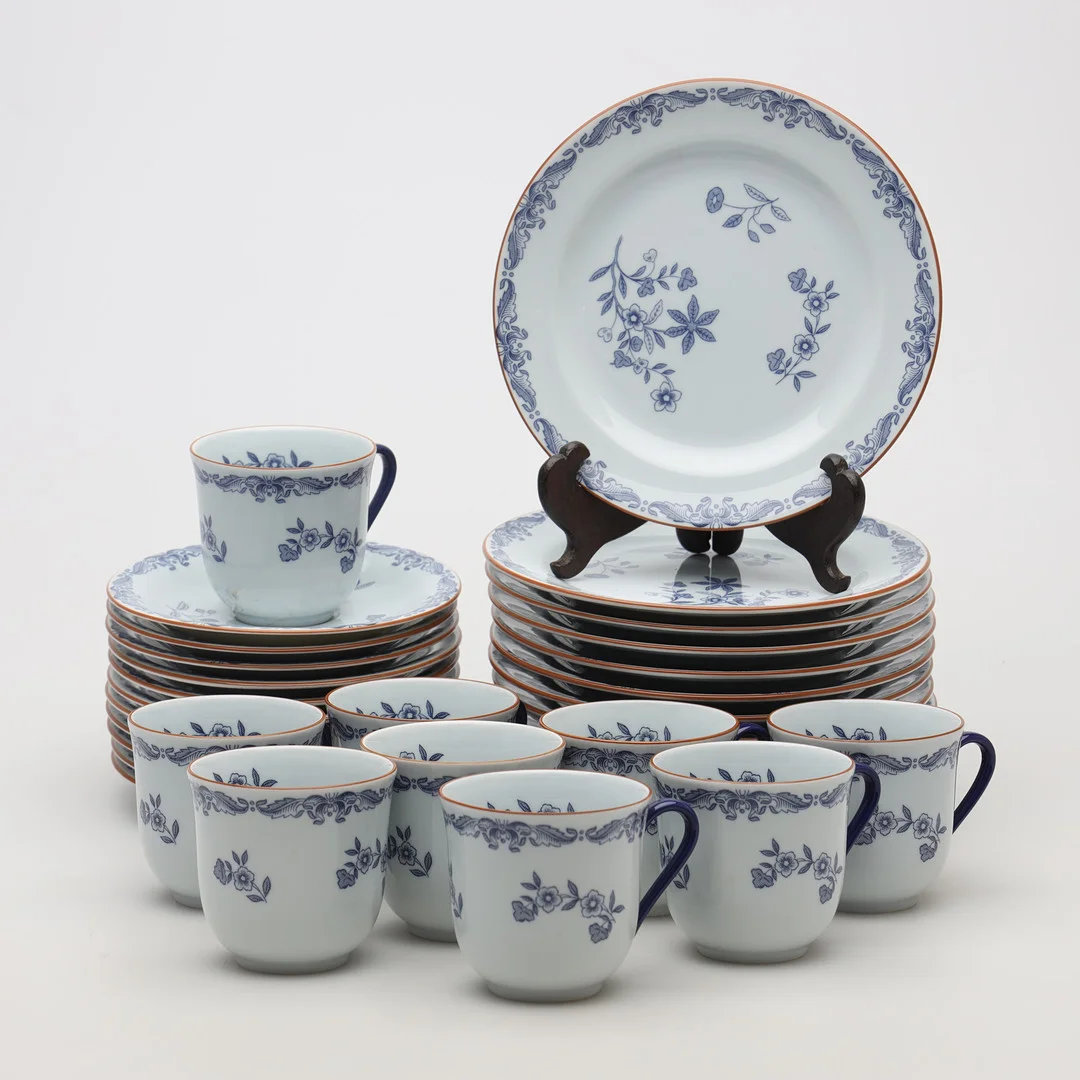 NILS EMIL LUNDSTRÖM. KAFFESERVIS, 32 delar, porslin, "Ostindia", Rörstrand. — Tableware — Borås Auktionshall