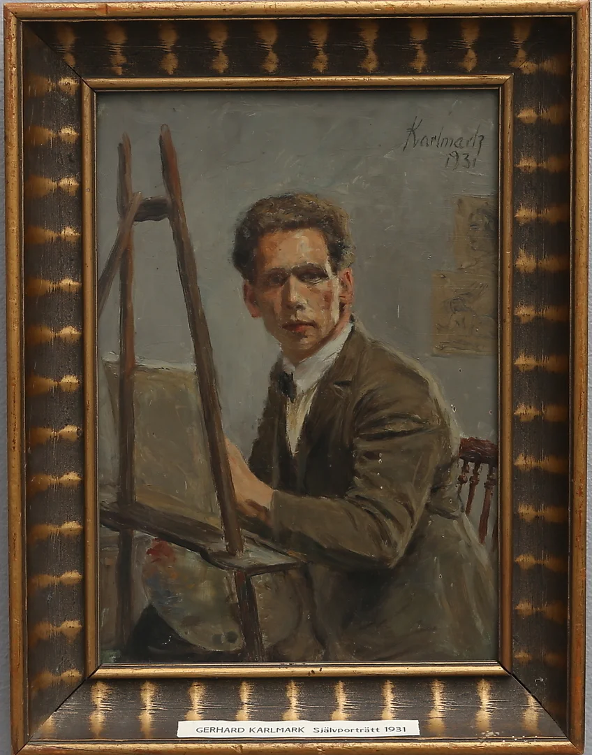 GERHARD KARLMARK. SJÄLVPORTRÄTT VID STAFFLIET. — Paintings — Crafoord Auktioner Lund