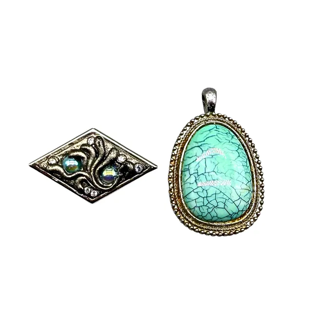 SCHMUCKSET – ANHÄNGER MIT TÜRKIS-CABOCHON UND BROSCH.