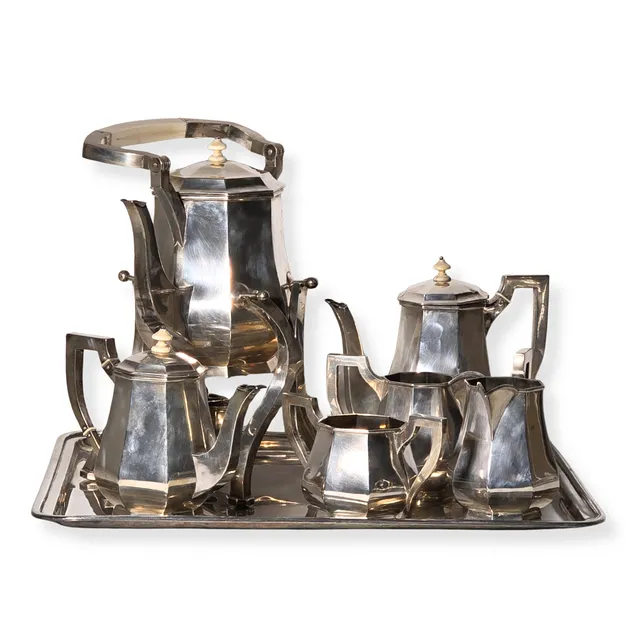 JUEGO DE CAFÉ Y TÉ EN PLATA PUNZONADA.