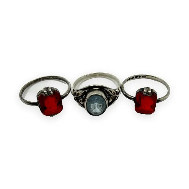 Silverringar med syntetisk spinell samt glas. 3st.