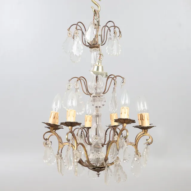 A LATE 19TH CENTURY CUT GLASS EIGHT BRANCH CHANDELIER.