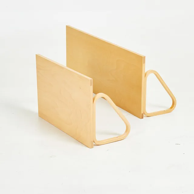 ALVAR AALTO. VÄGGHYLLOR, 2 st., modell 112B, varav ena modifierad/förkortad, formpressade och skiktlimmade, björk.