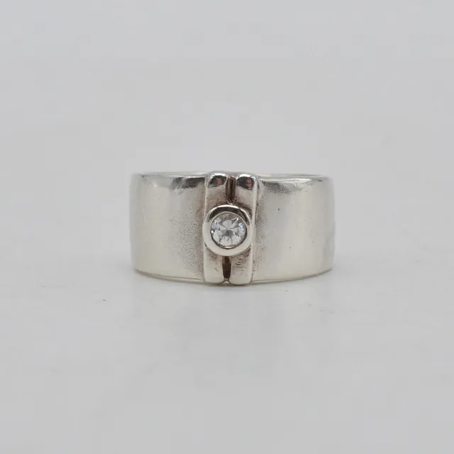 DESIGNERRING AUS STERLINGSILBER MIT ZIRKONIA, VINTAGE, GRÖSSE NR. 10/ 50 MM.