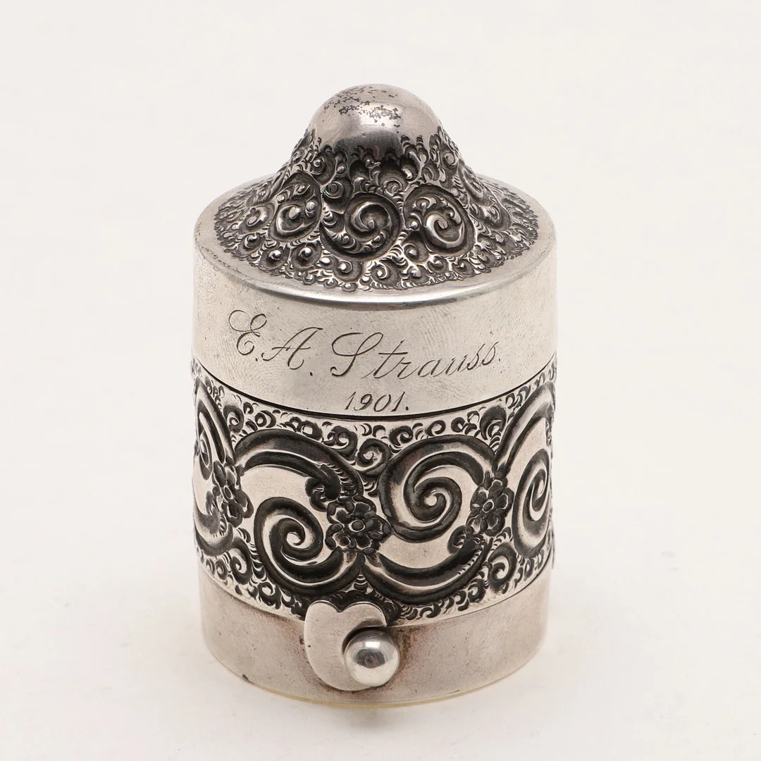 A LATE 19TH/ EARLY 20TH CENTURY NORTH AMERICAN MATCH SAFE/ VESTA BOX. — Silver — Lawrences Auctioneers