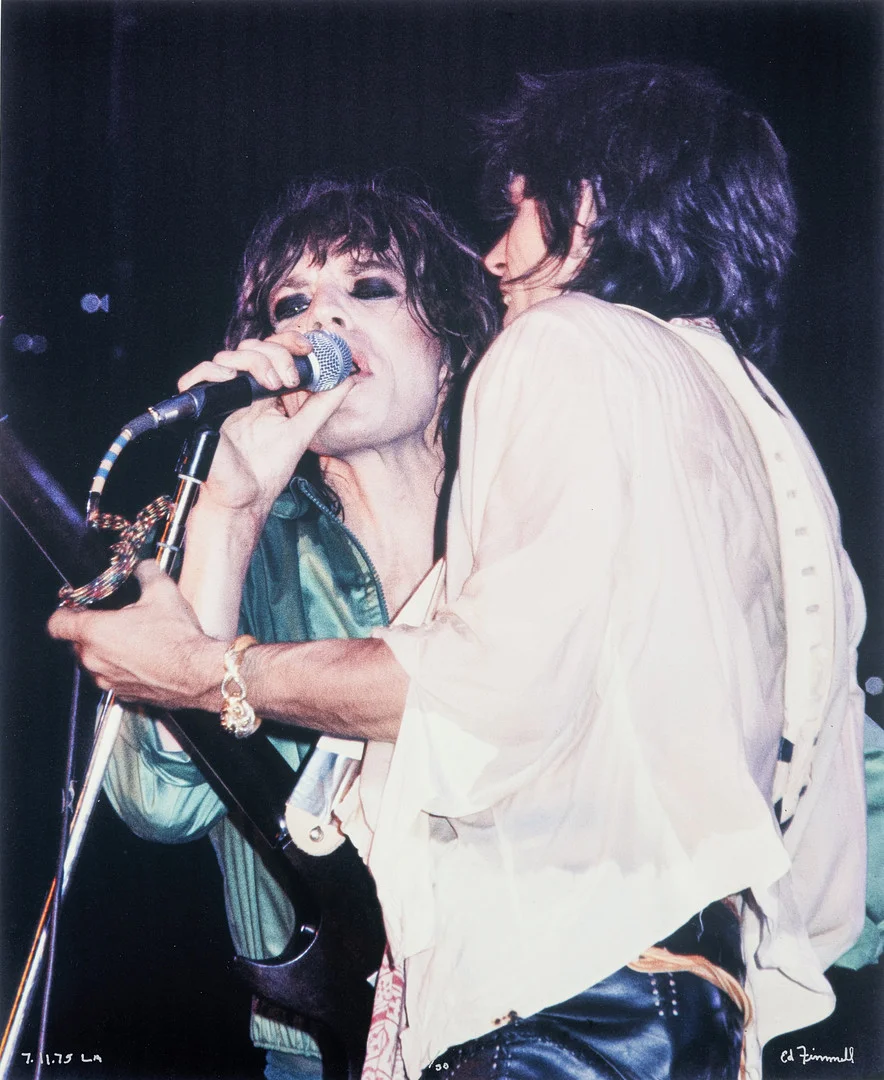 ED FINNELL (USA/SVERIGE, FÖDD 1956). Mick Jagger & Keith Richards, The Rolling Stones "Tour of The Americas", Los Angeles Forum july 11, 1975, C-print, numrerad 1/50. — Photography — Stockholms Auktionsverk Sickla