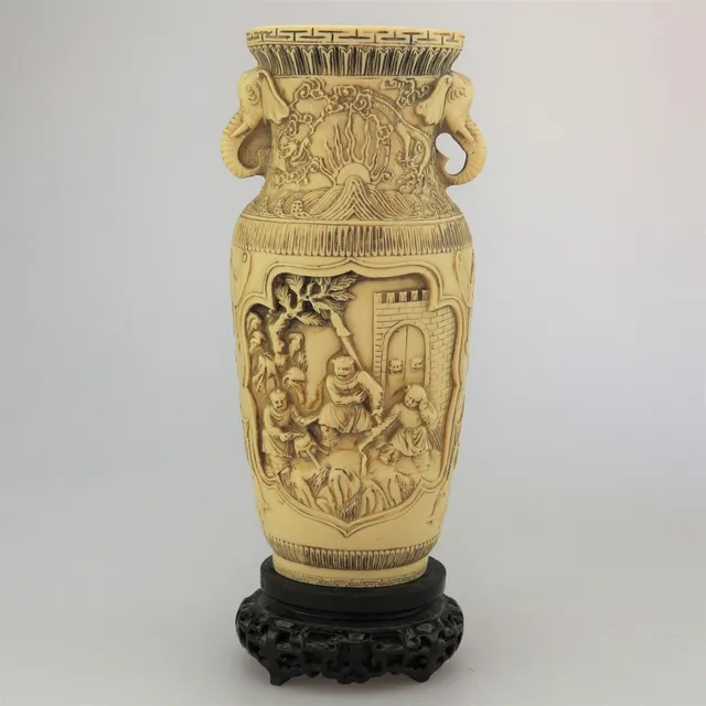 VINTAGE RESIN VASE SKULPTUR.
