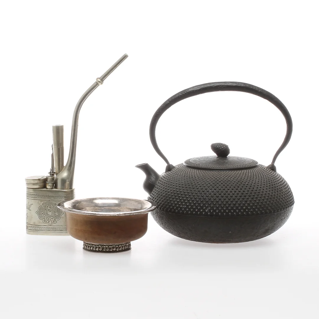 KANNA, PIPA samt SKÅL, orientaliskt. — Asiatica — Auktionshuset Kolonn