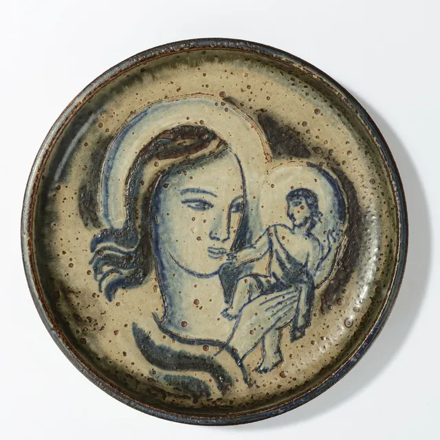JAIS NIELSEN (1885-1961). "Jomfru Maria og jesusbarnet", unikt fad i stentøj, håndmalet motiv, Royal Copenhagen, Danmark, 1950'erne.