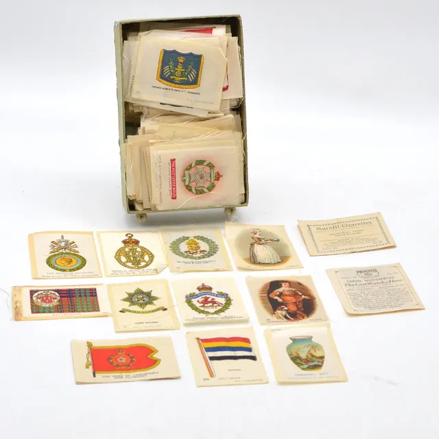 MURATTI CIGARETTES, KONVOLUT AUS ANTIKEM ZIGARETTEN-SEIDENPAPIER, VERSCHIEDENE MOTIVE, SPÄTES 19. JH. BIS ANFANG 20. JAHRHUNDERT.