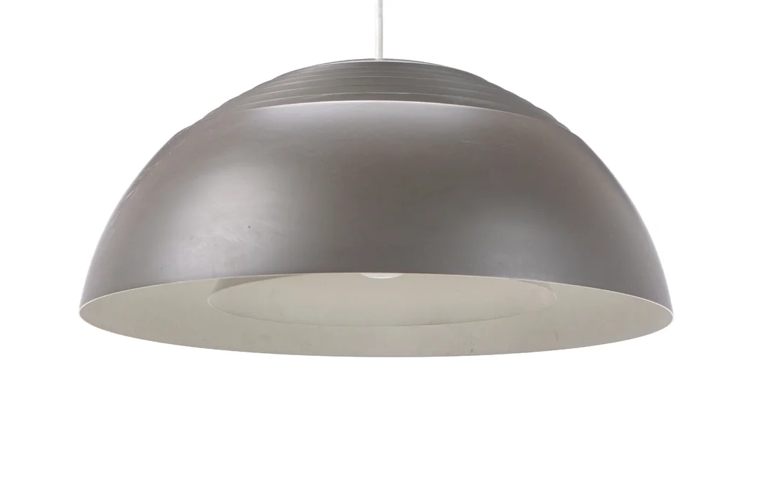 Arne Jacobsen (1902-1971) for Louis Poulsen. AJ Royal pendant lamp with shades of grey-brown lacquered aluminum. — Lamps and lighting/Pendant lights — Lauritz