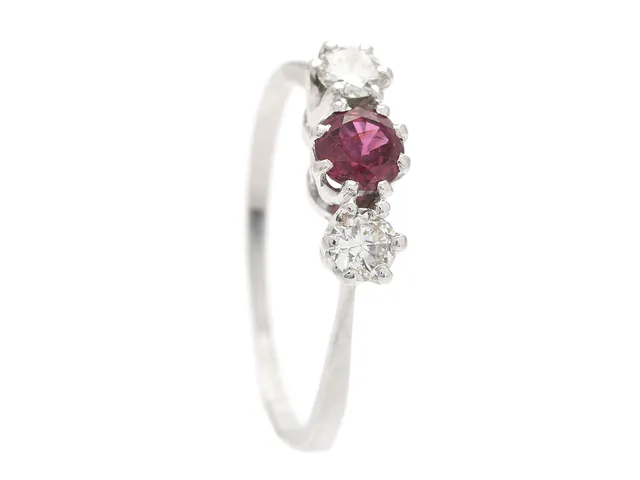 TRESTENSRING, 18K vitguld, rubin ca 0,25 ct, briljantslipad diamanter ca 0,25 ctv, ca Cr-TCa(J-K)/SI, 16,75 mm, vikt 2,0 g, ena diamanten skadad.