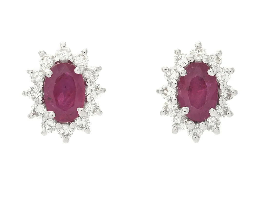 CARMOSÉÖRHÄNGEN, 18K vitguld, 2 ovalslipade rubiner ca 1,22 ctv, 24 briljantslipade diamanter ca 0,44 ctv, ca TW-TCr/P, höjd 10 mm, stift, vikt 2,1 g, rubinerna har nagg, några diamanter med inneslutningar som når ytan. — Smycken/Örhängen — Kaplans