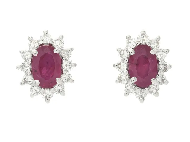 CARMOSÉÖRHÄNGEN, 18K vitguld, 2 ovalslipade rubiner ca 1,22 ctv, 24 briljantslipade diamanter ca 0,44 ctv, ca TW-TCr/P, höjd 10 mm, stift, vikt 2,1 g, rubinerna har nagg, några diamanter med inneslutningar som når ytan.