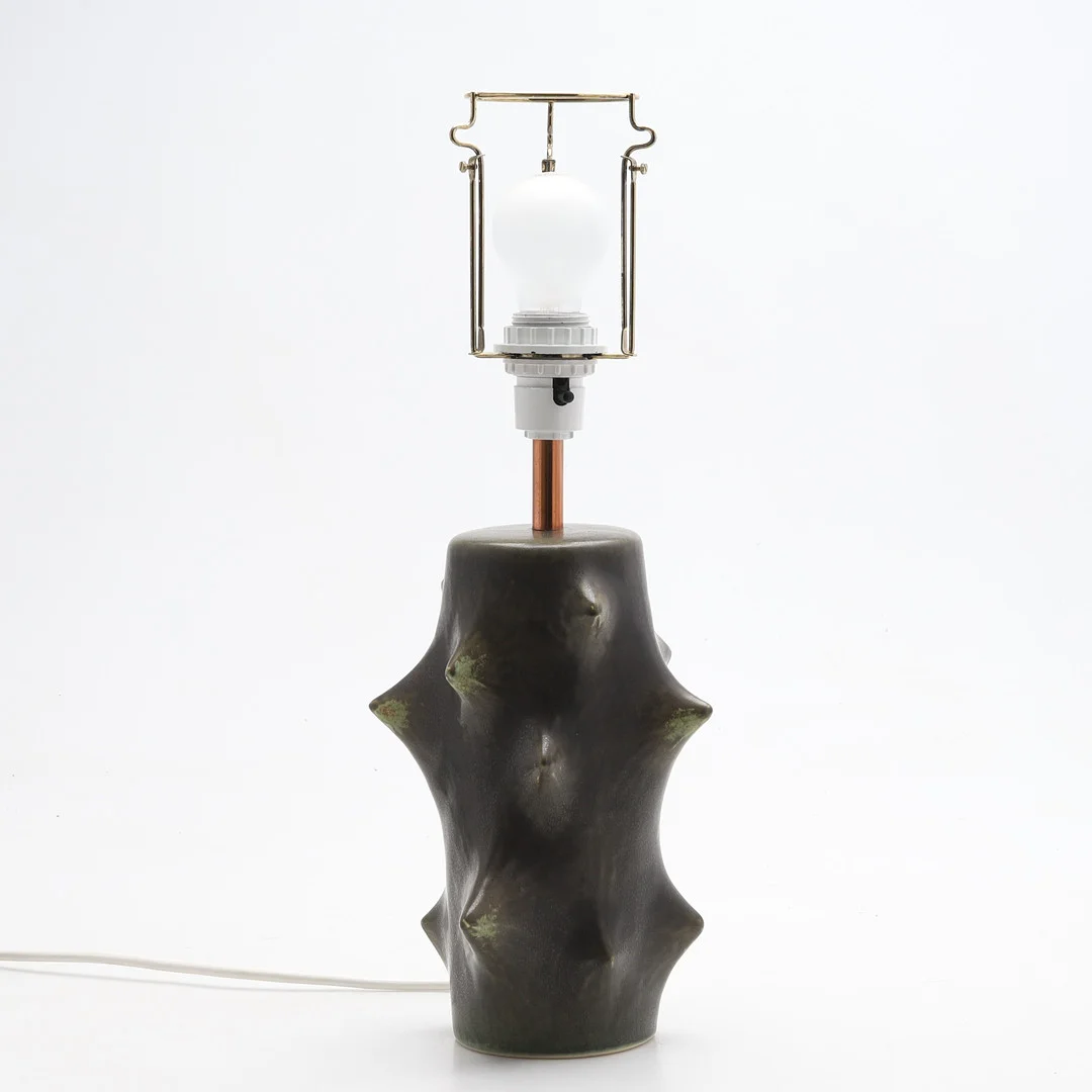KNUD BASSE. Bordslampa, "Rosentorn", Michael Andersen & Son, Bornholm, Danmark. — Table Lamps — Crafoord Auktioner Malmö