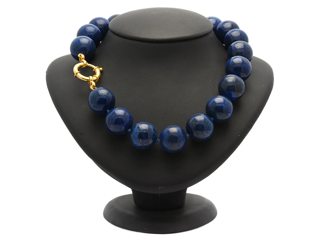COLLIER, färgad Lapis Lazuli, kulor, längd 44 cm, vikt 245,9 g, lås i gulmetall. — Smycken/Collier — Kaplans