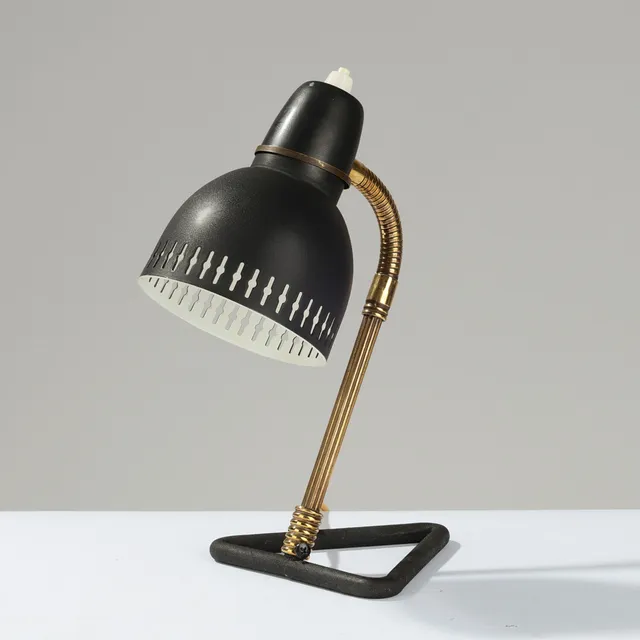 Bordlampe af messing og sortlakeret metal, antageligt svensk lampeproducent, ca. 1950'erne.